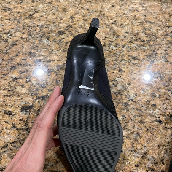 Black leather and elastic heeled shoe - Picture 10 of 15